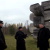 Saeimas deputāts Juris Vectirāns, arhitekte Ingūna Rībena un Ķeguma novada domes pr-a vietnieks Raivis Ūzuls pie A.Pumpuram veltītā monumenta Birzgalē 2016. gada oktobrī. Foto: Daina Dzene.